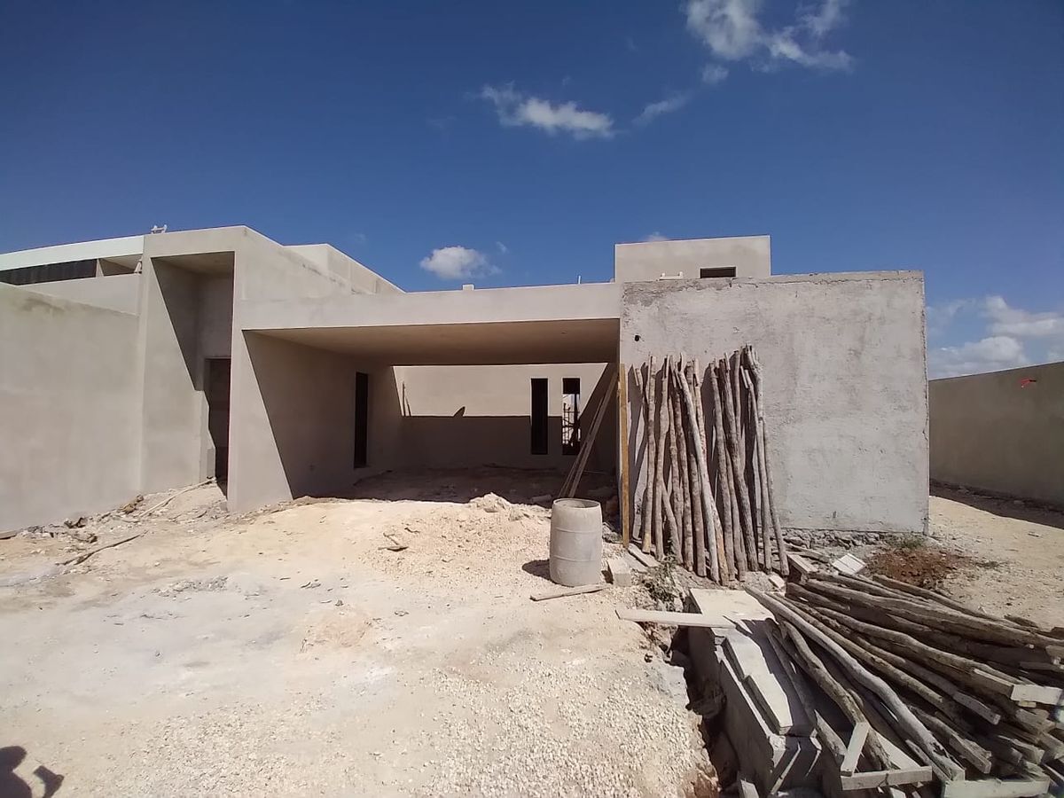 Casa en venta en Dzitya, Mérida, de amplio terreno y cuatro habitaciones