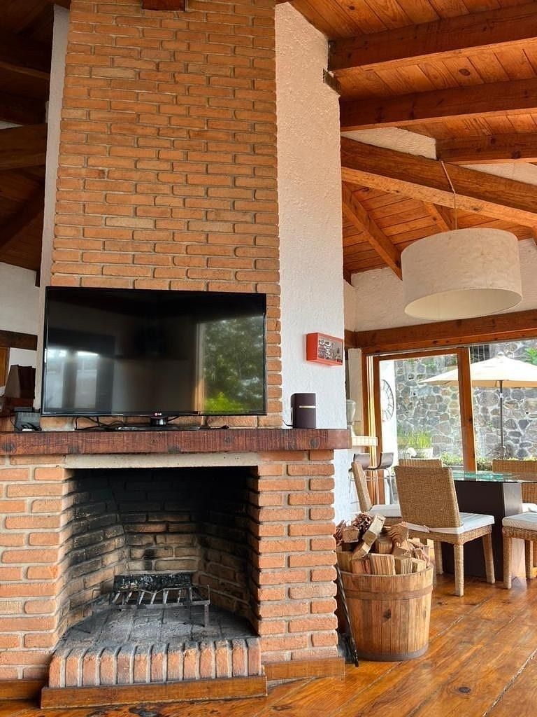 Sala con chimenea y comedor abierto, foto 7 de 30