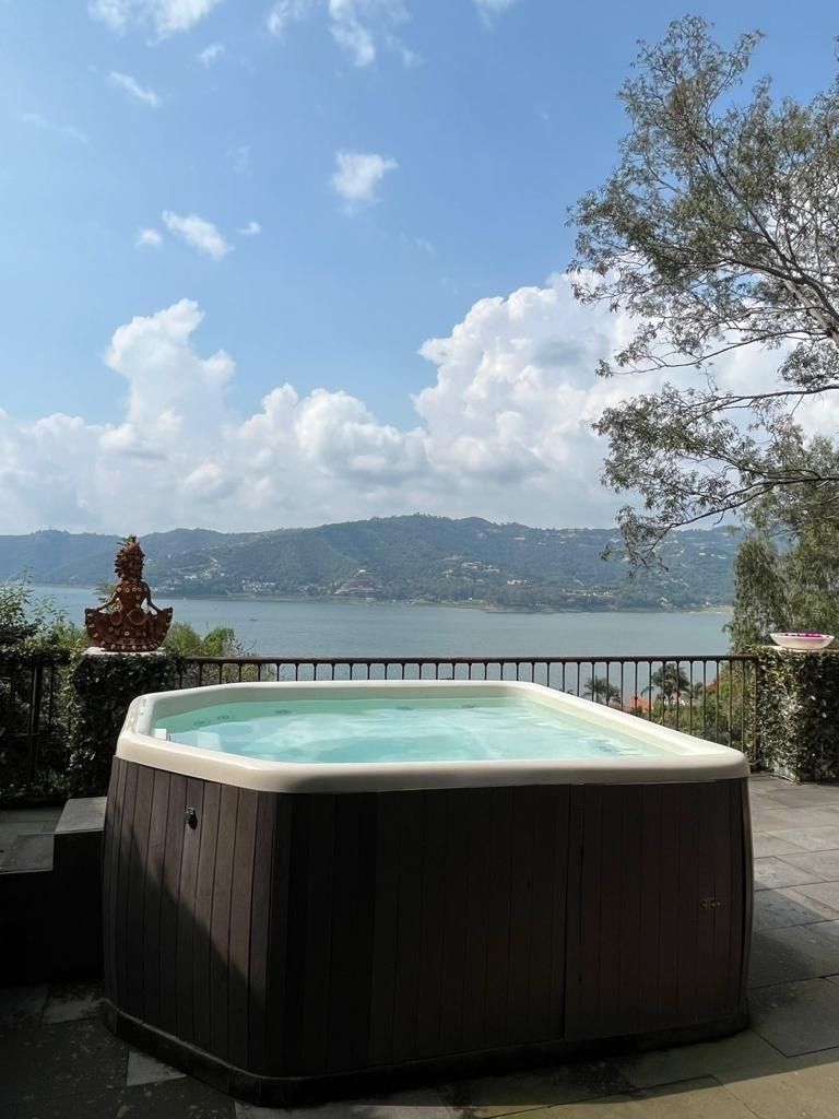 1 of 30: Terraza con jacuzzi y vista