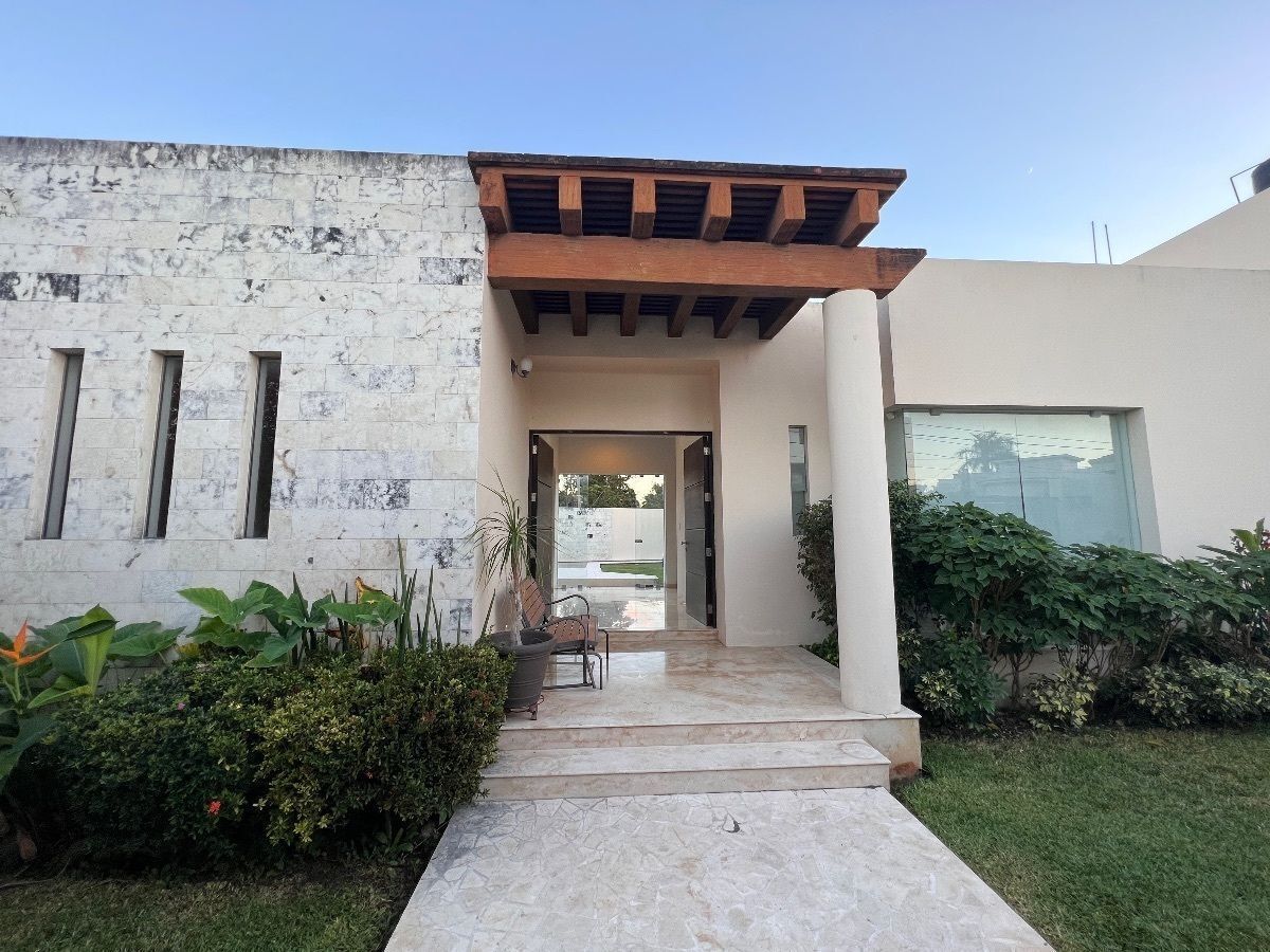 CASA EN VENTA CON ALBERCA Y JARDÍN EN ESQUINA EN SODZIL NORTE, MÉRIDA