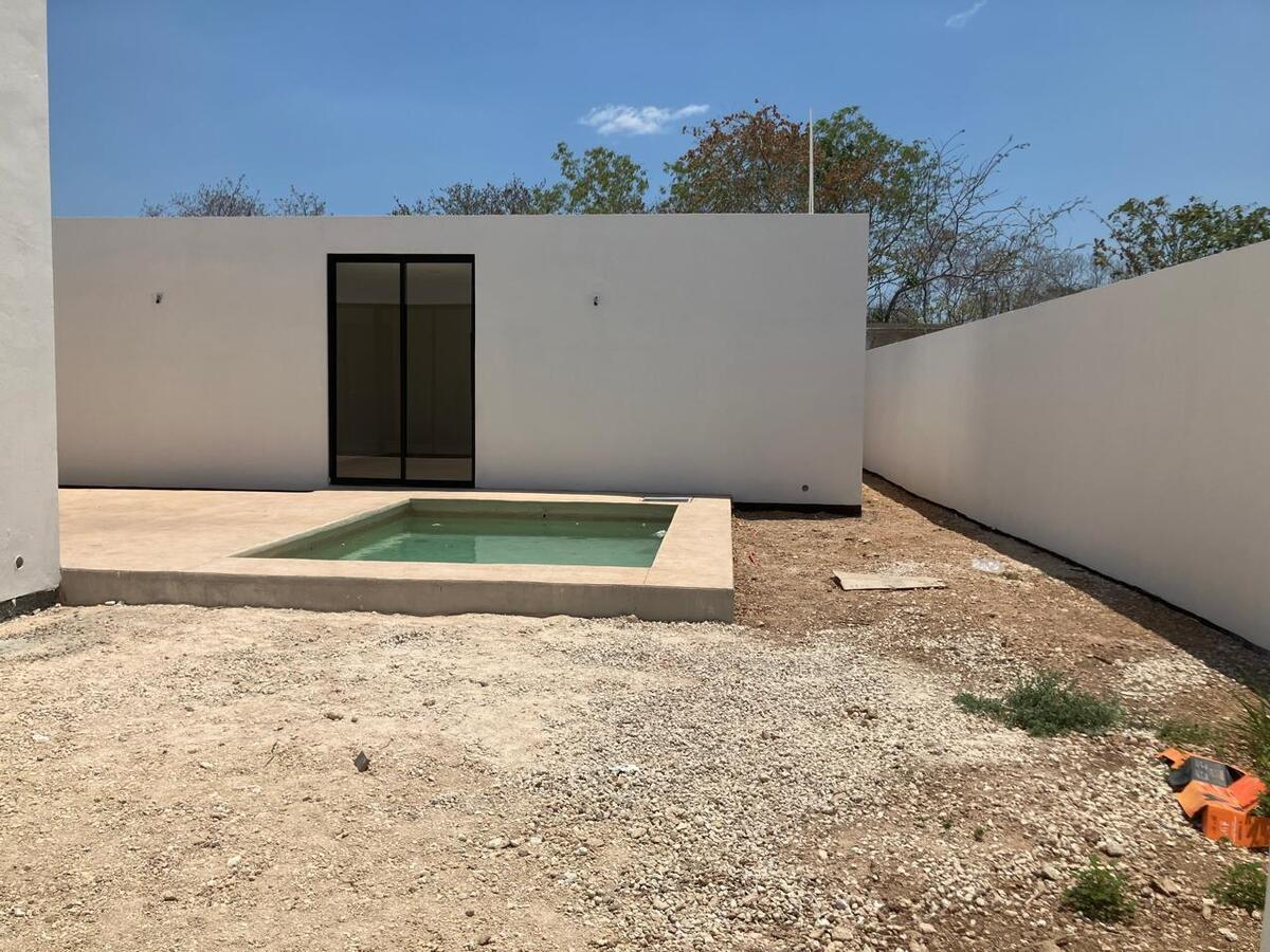 12 de 17: Alberca y Patio
