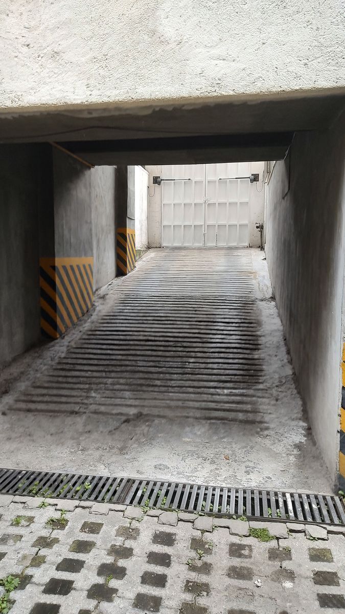 2 de 8: 1 Estacionamiento 