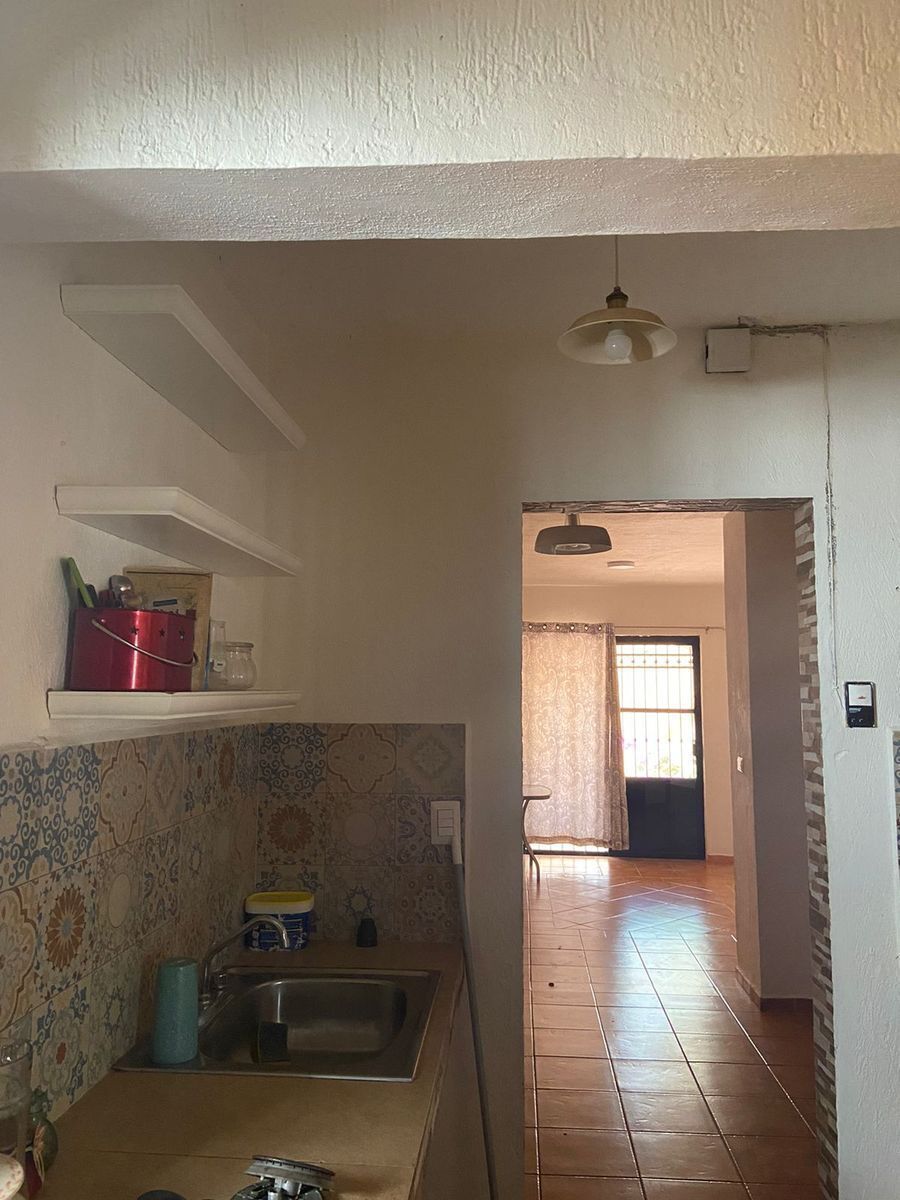 5 de 19: cocina con vista hacia el comedor y terraza