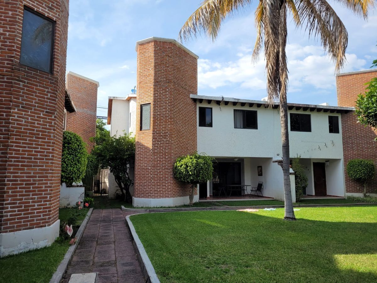 Venta de casa 4 recámaras y alberca en Burgos Temixco