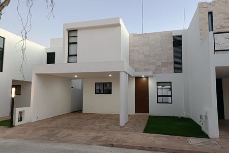 CASA EN RENTA AL NORTE DE MERIDA, YUCATAN EN PRIVADA TEMOZON CON 4 REC Y  ALBERCA | EasyBroker