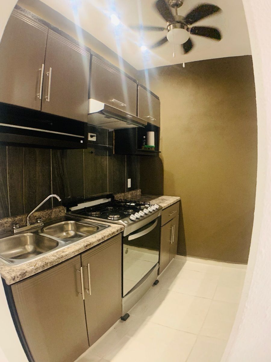 2 de 7: Cocina integral con refrigerador y barra