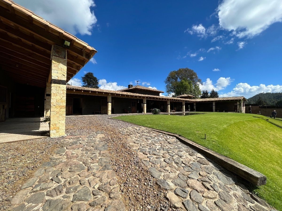 Área de caballerizas con sala exterior y dos departamentos