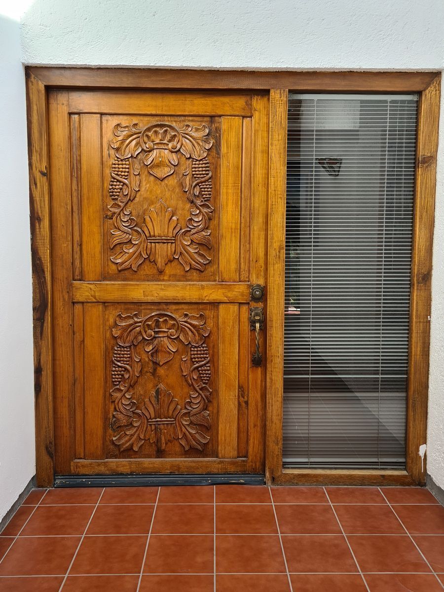 14 de 36: Puerta de acceso de madera tallada