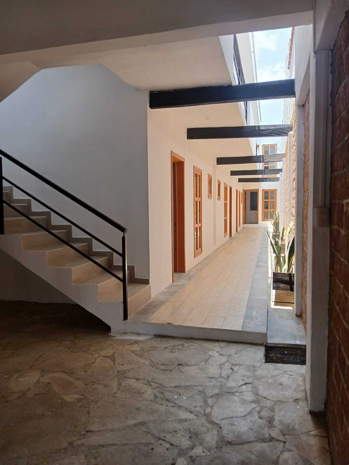 5 de 26: Corredores a las habitaciones de planta baja