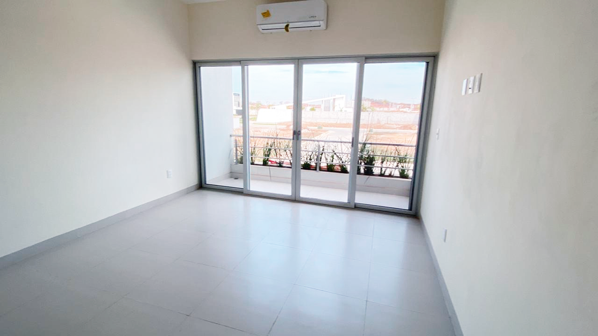 6 de 16: Habitación  principal con balcón