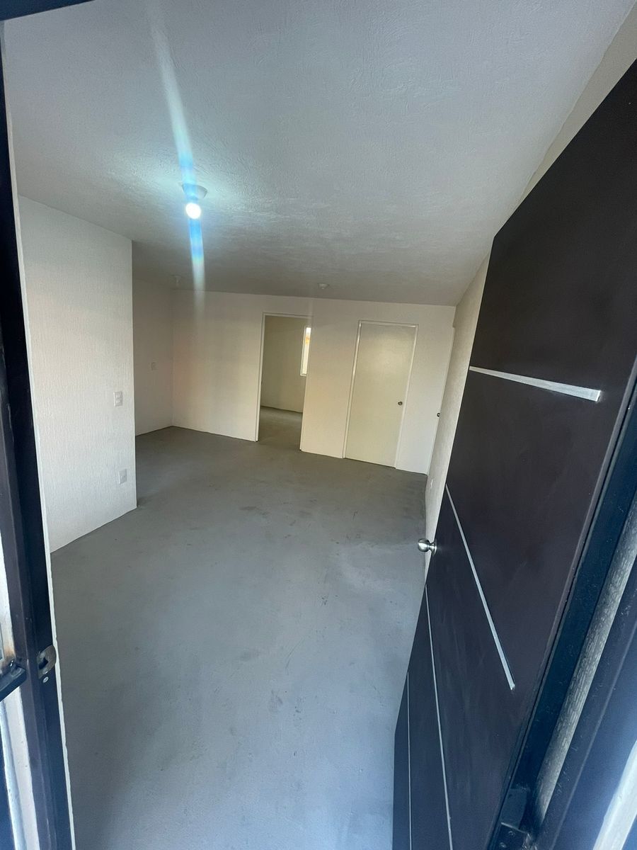 2 de 8: Puerta de Ingreso, Sala y Comedor