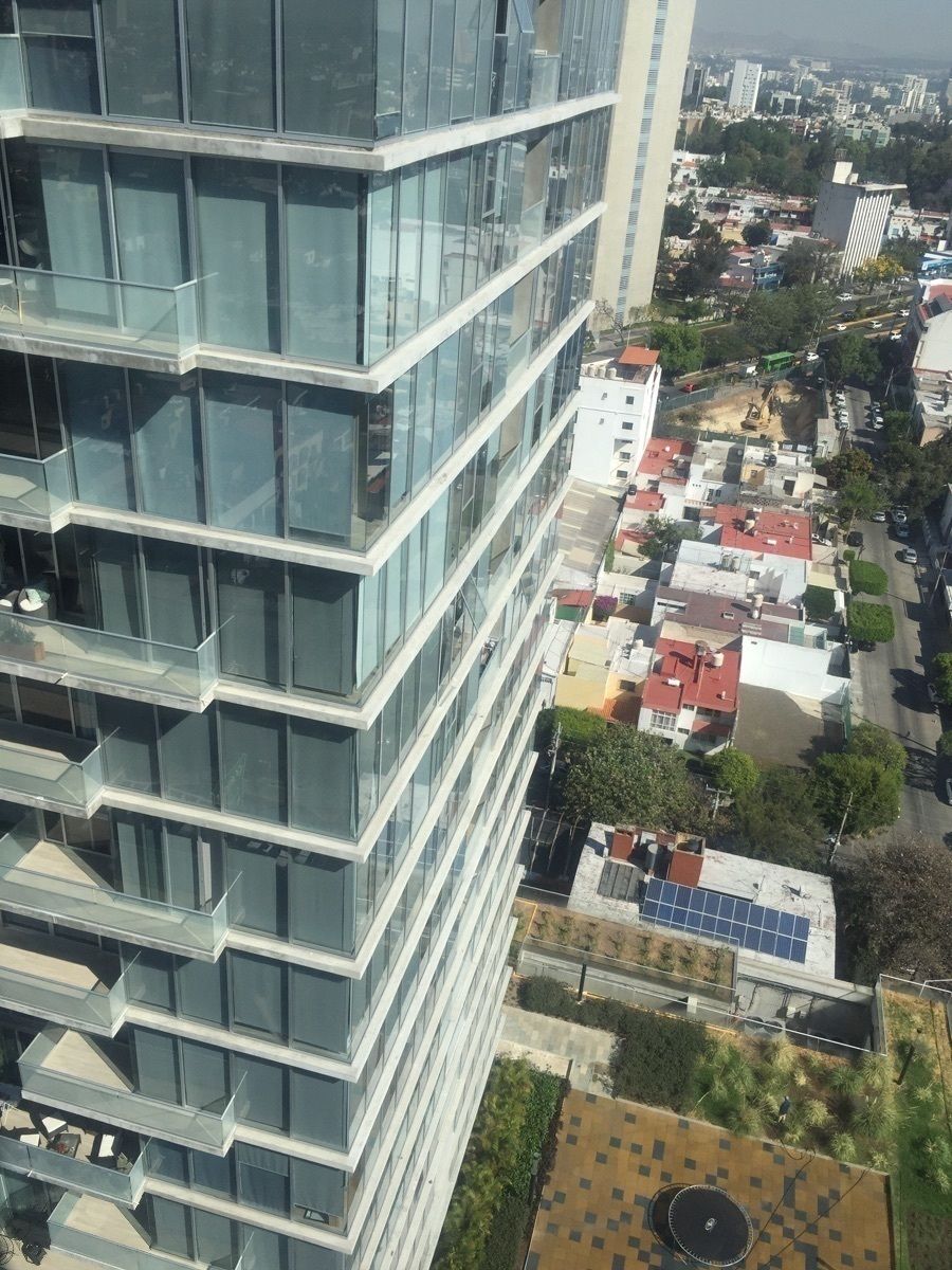 2 de 23: dos torres modernas sobre avenida México