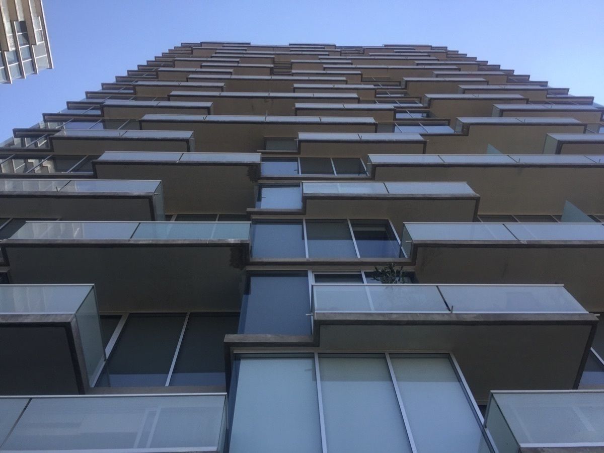 6 de 23: edificio con centro comercial y supermercado