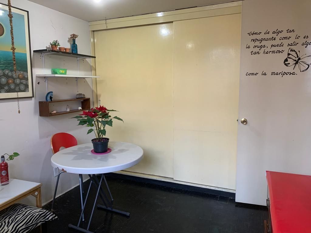 2 de 13: Mesa de trabajo, closet 