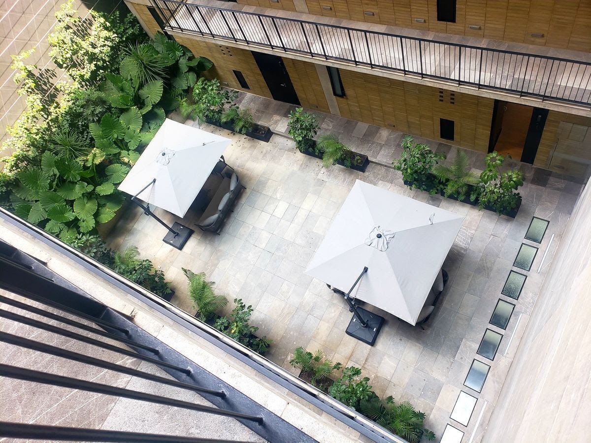 3 de 40: Terraza interna común con áreas verdes y WI-fi