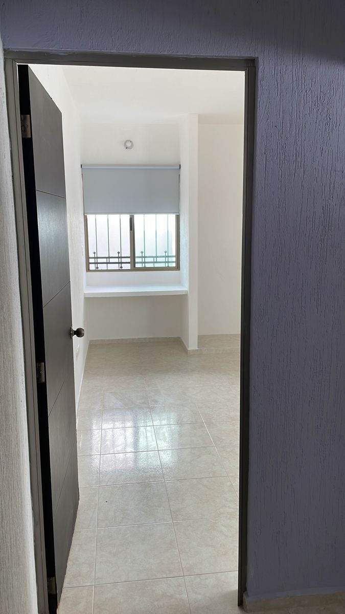 10 de 21: Recámara con ventana hacía patio trasero.