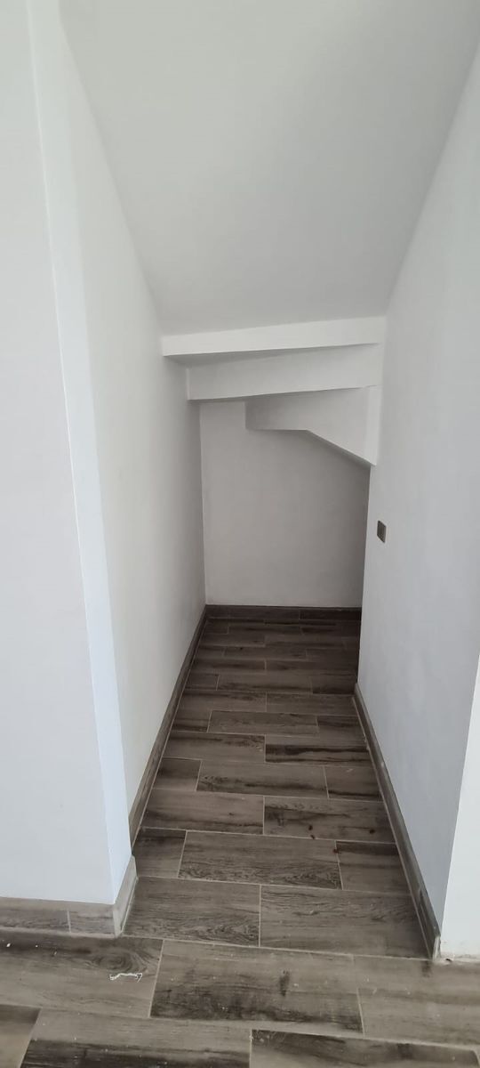14 de 40: ESPACIO DE ALMACENAMIENTO BAJO  LA ESCALERA