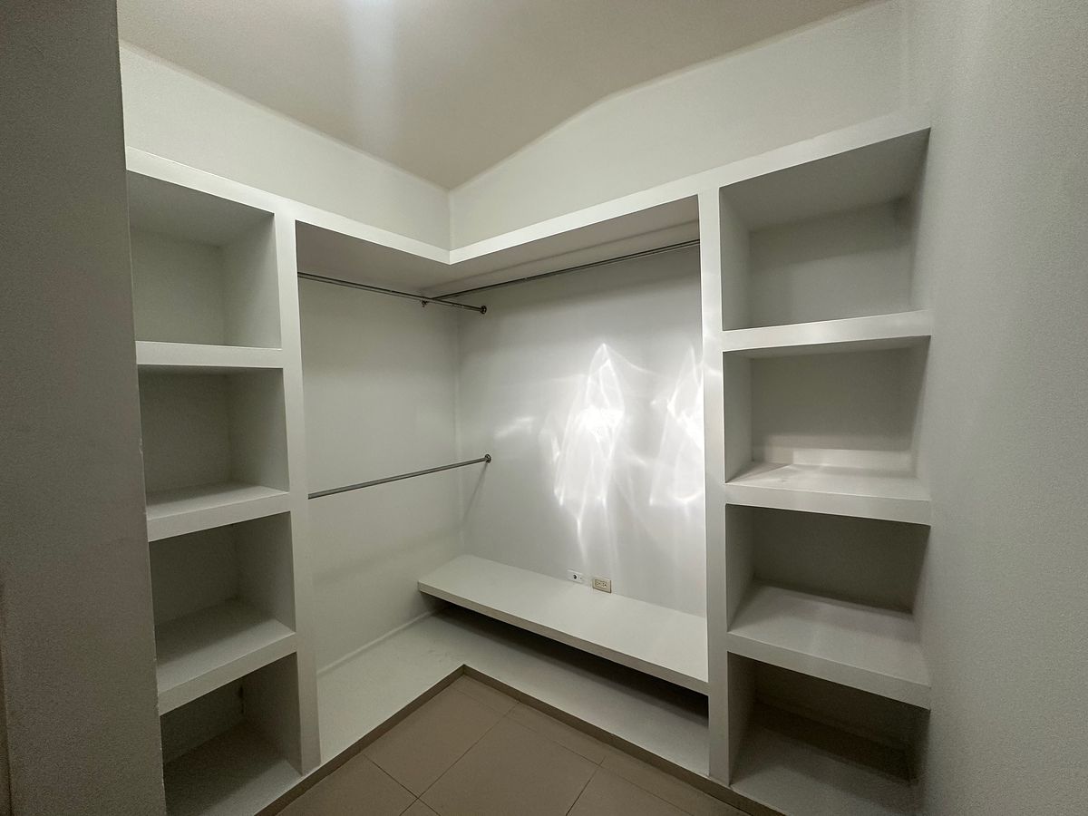 13 de 25: Closet cuarto principal