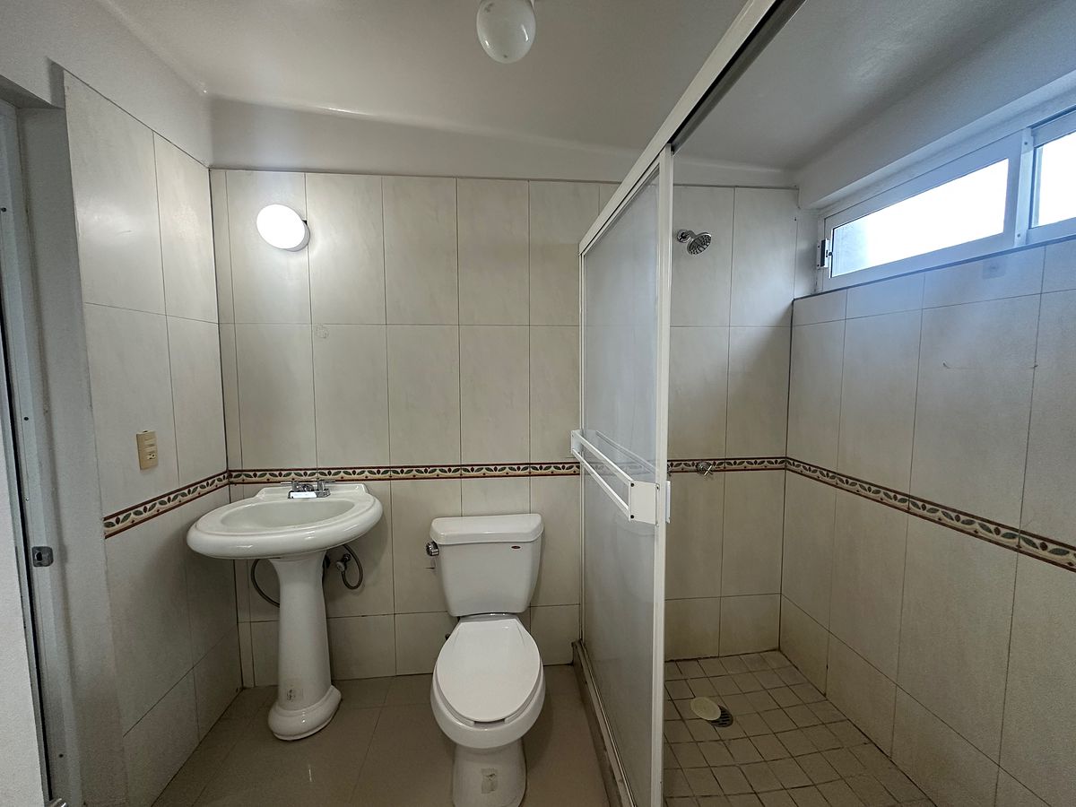 14 de 25: Baño dentro de cuarto principal