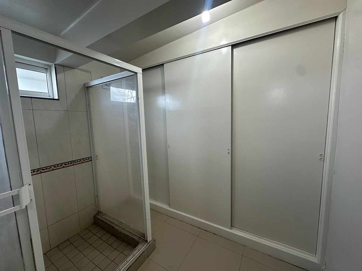 15 de 25: Baño dentro de cuarto principal