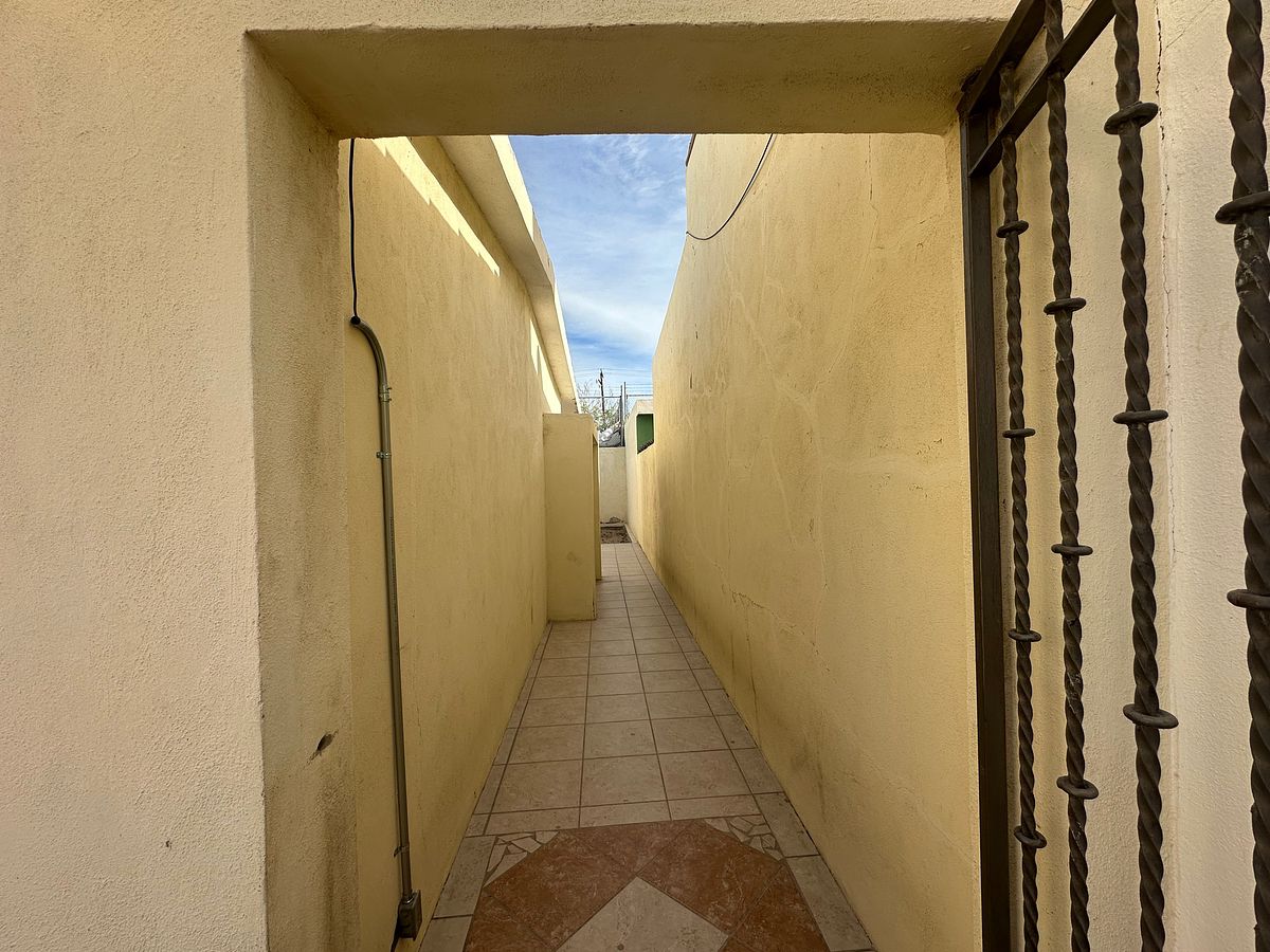 24 de 25: Pasillo lateral