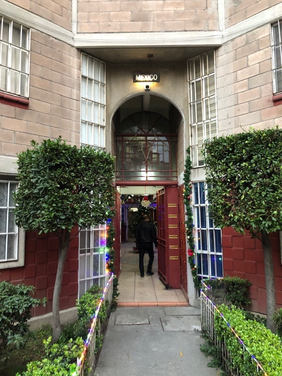 2 de 19: entrada al edificio Mexico