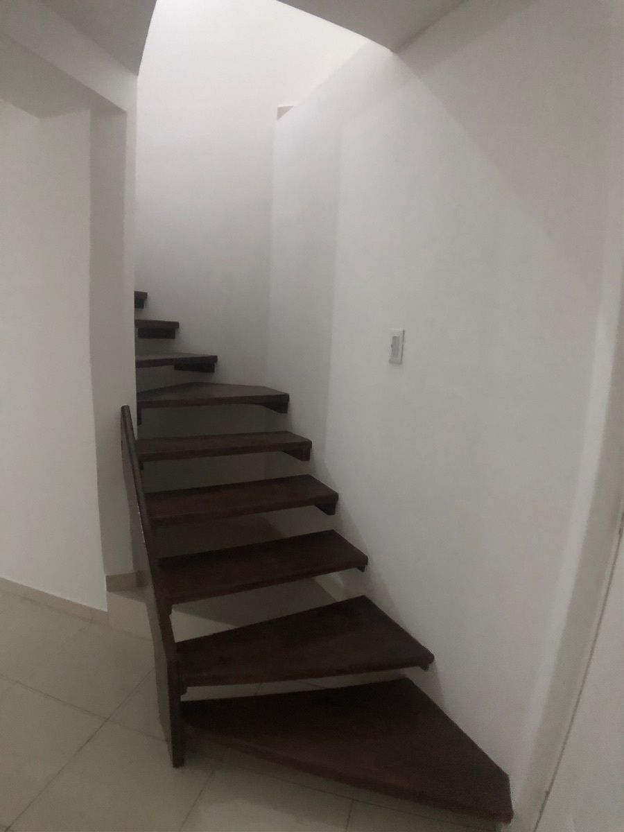10 de 19: escalera al piso superior