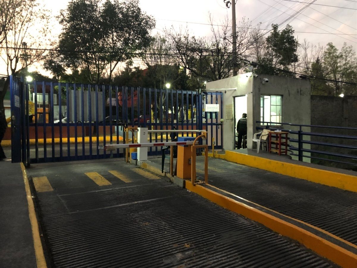 15 de 19: entrada con caseta de vigilancia al estacionamiento