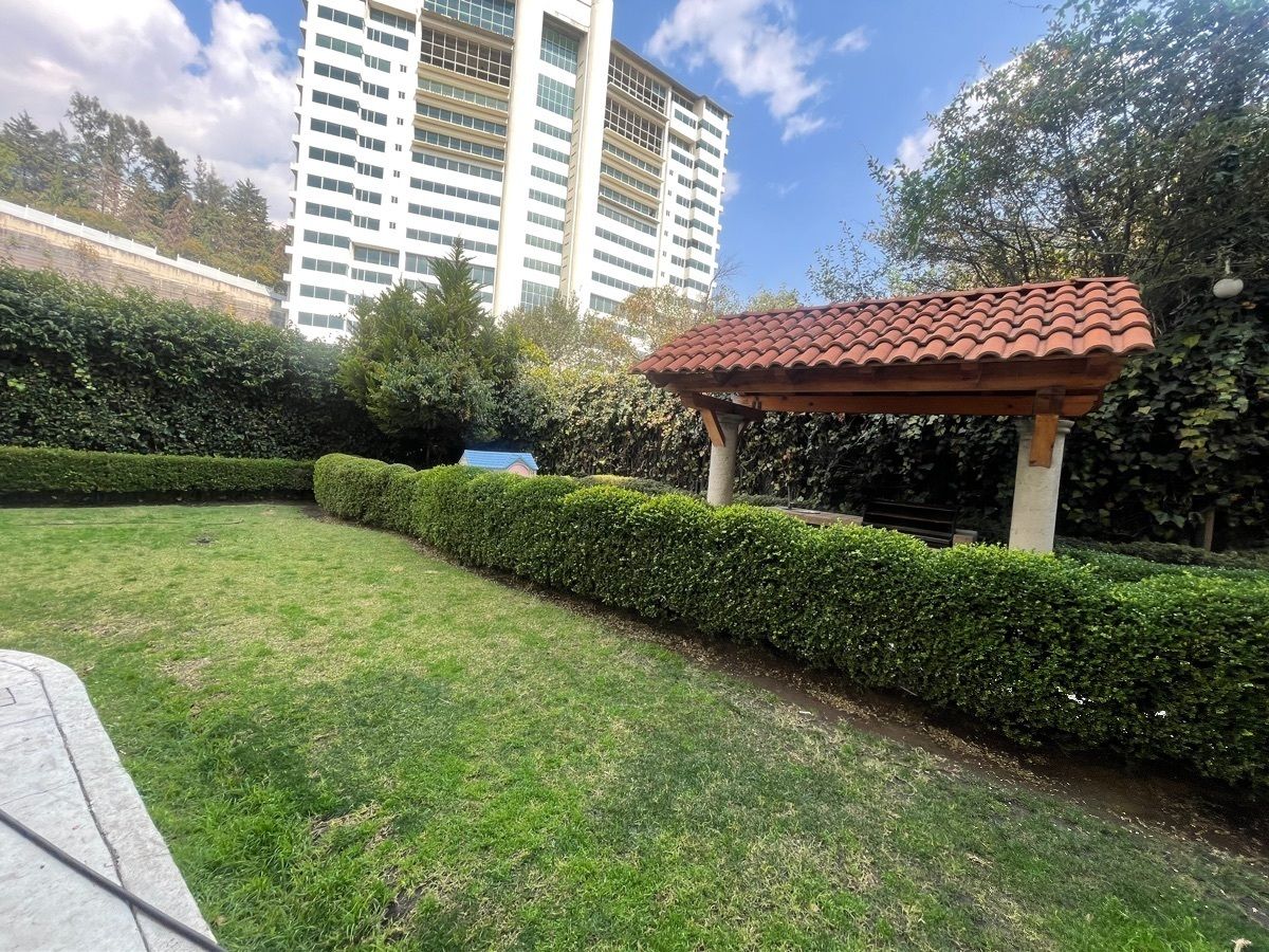 SE VENDE O SE RENTA GARDEN HOUSE EN LOMAS COUNTRY CLUB , INTERLOMAS . (L)