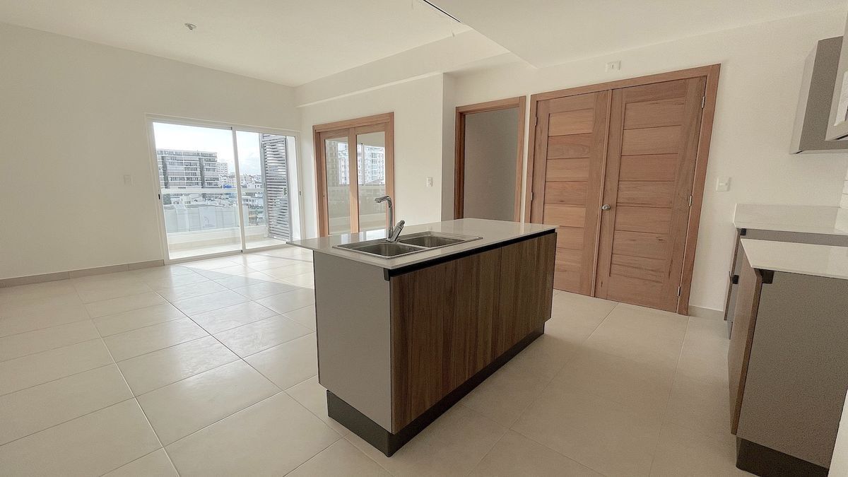 7 de 17: Cocina y vista parcial de sala-comedor, balcón y estudio
