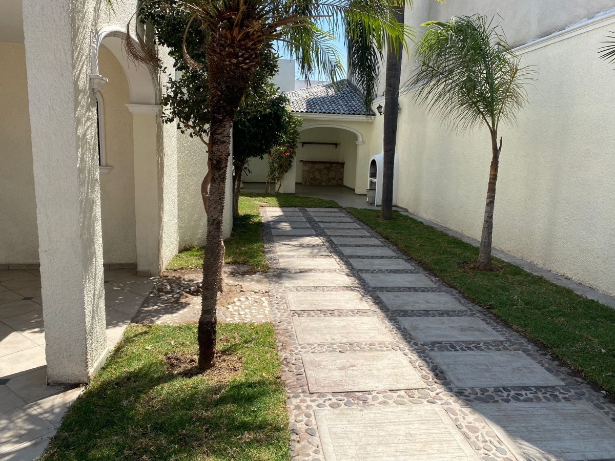 30 of 36: Estacionamiento 