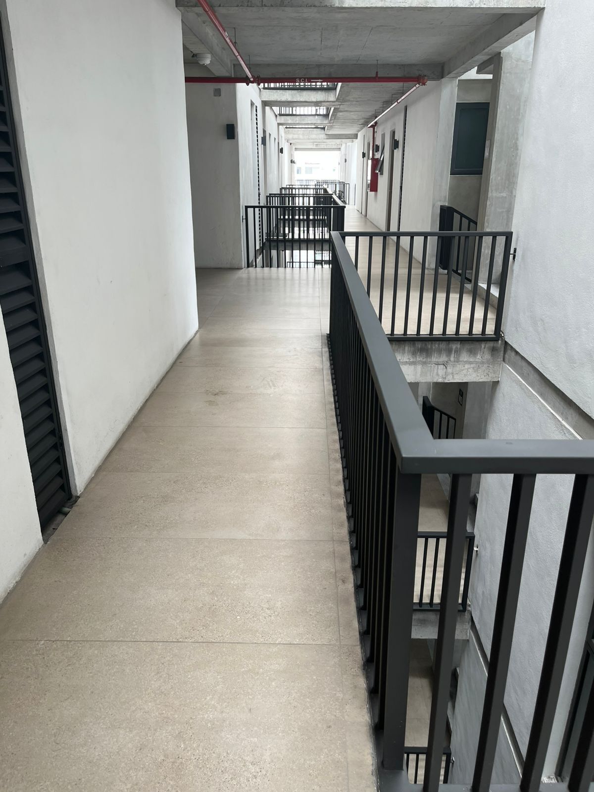 13 de 15: PASILLOS EXTERIORES