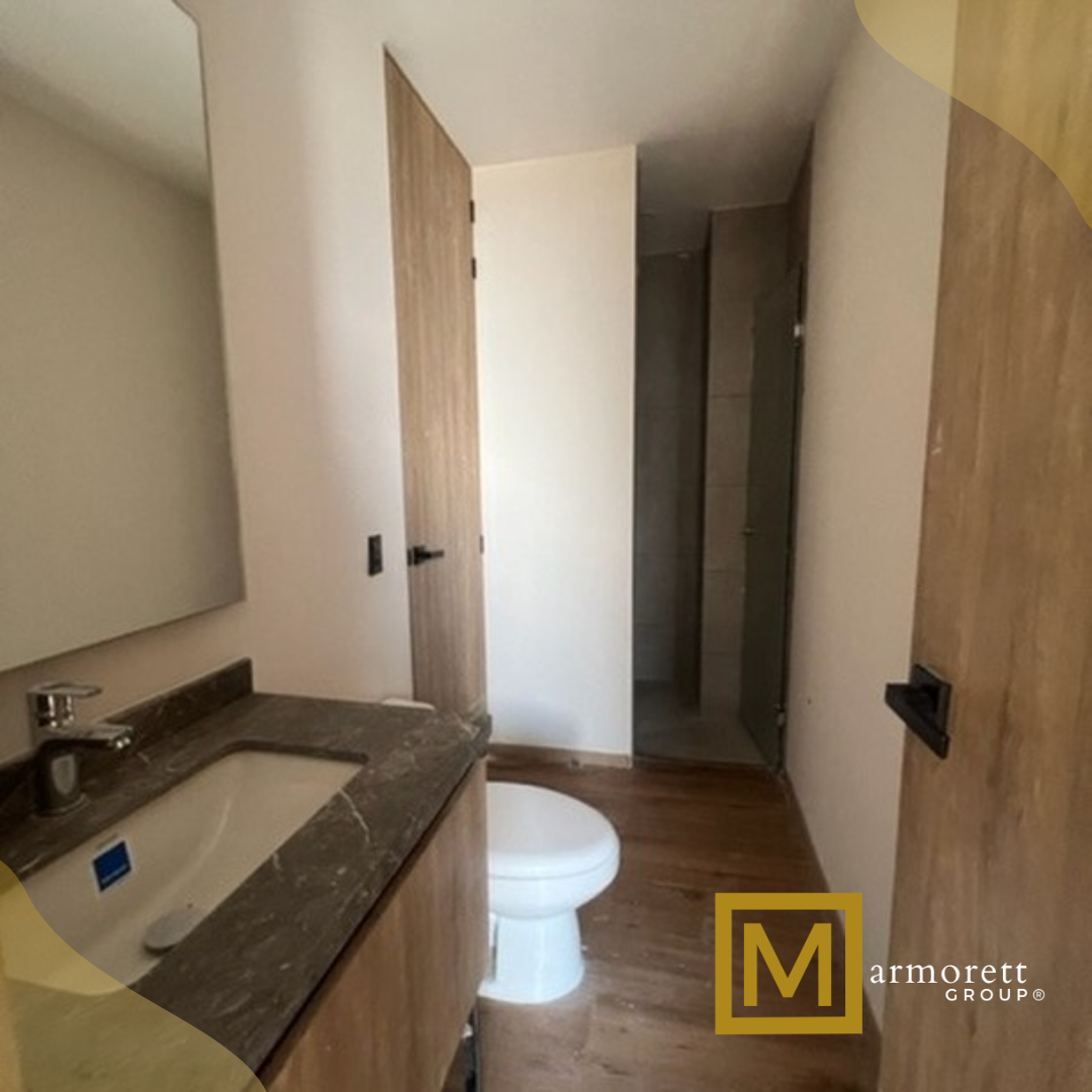 5 de 26: Baño con acceso compartido .