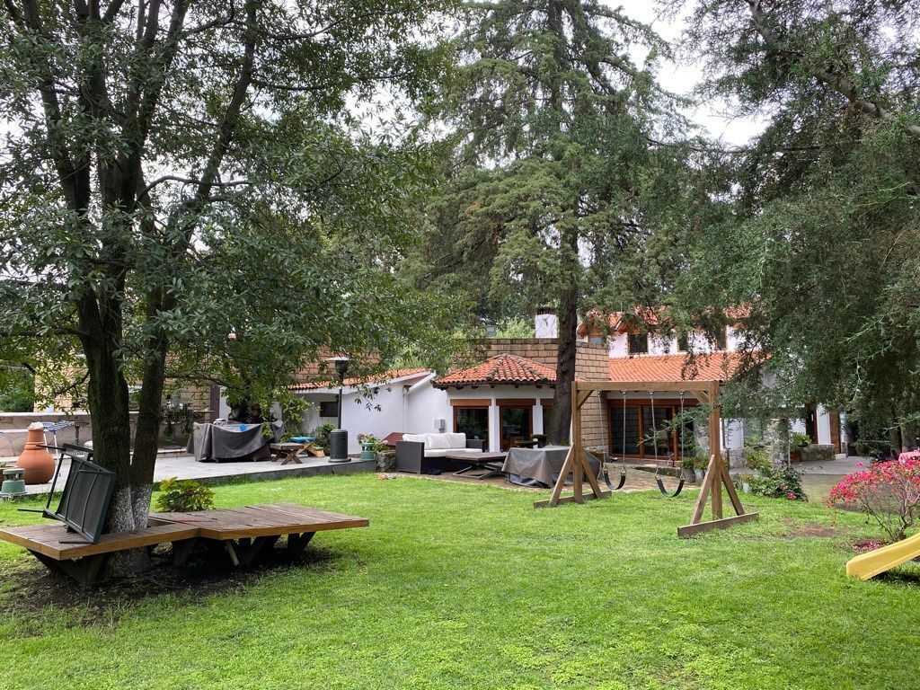 1 of 24: fachada y jardin