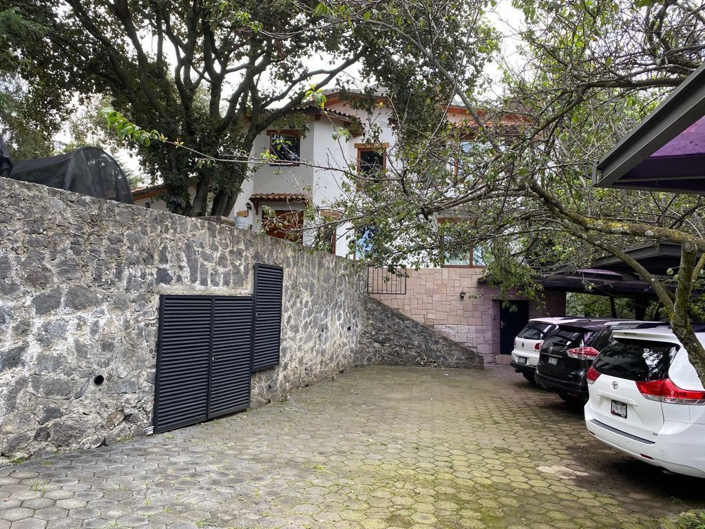 18 of 24: estacionamiento tachado