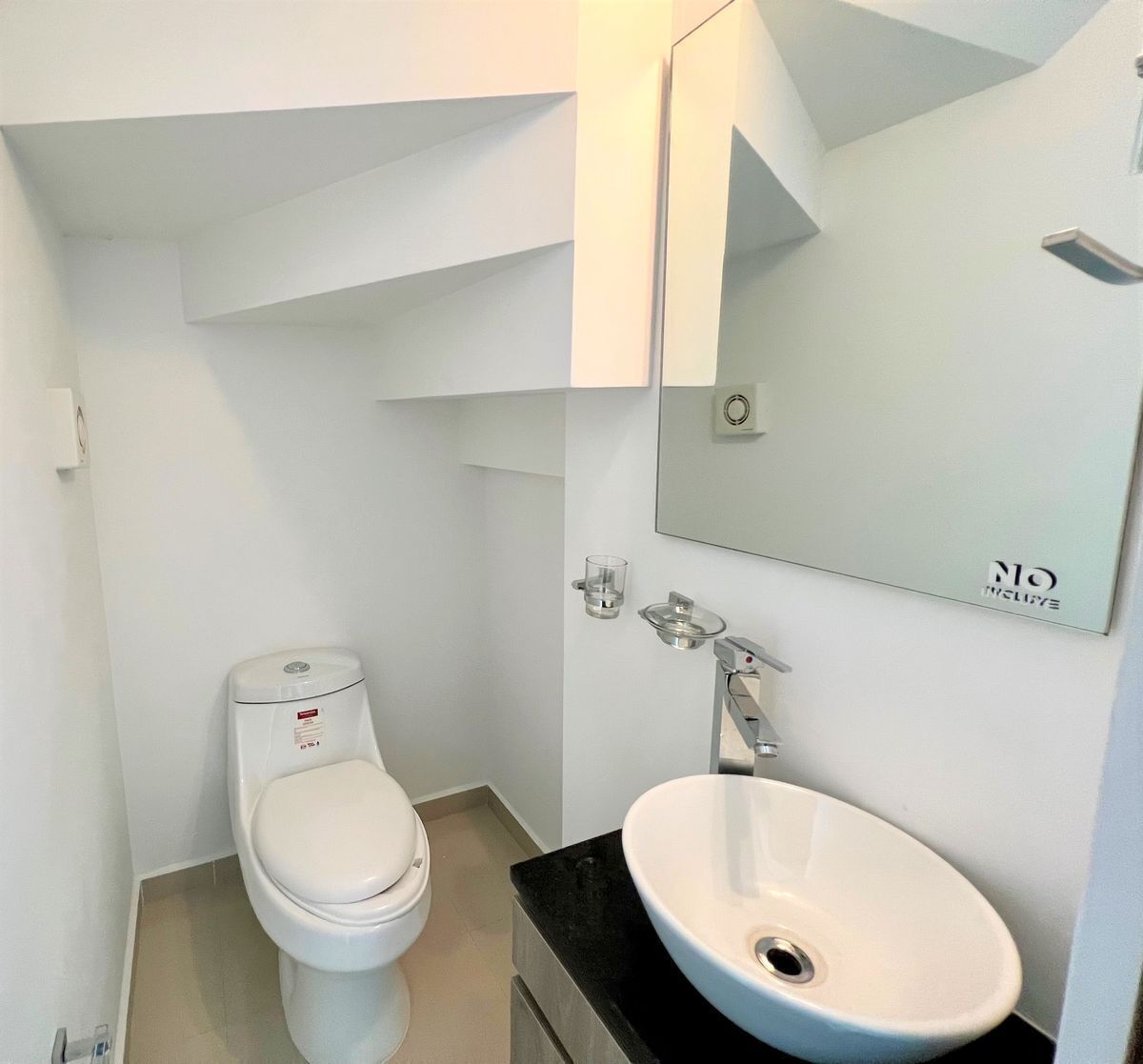 5 de 38: Medio baño de visitas