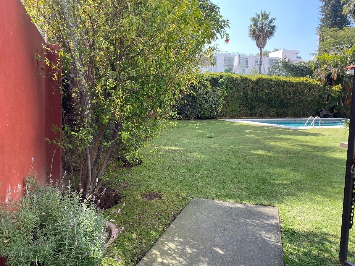 8 de 34: área común jardín con alberca y terraza