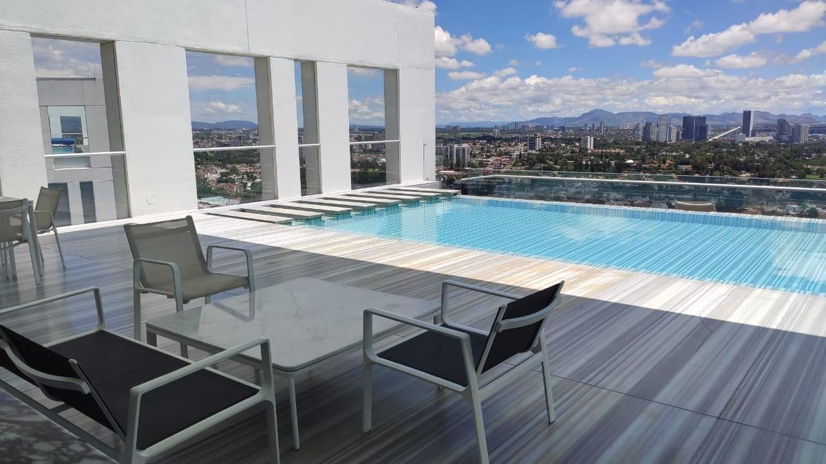 2 de 41: terraza en piso 26 con camastros