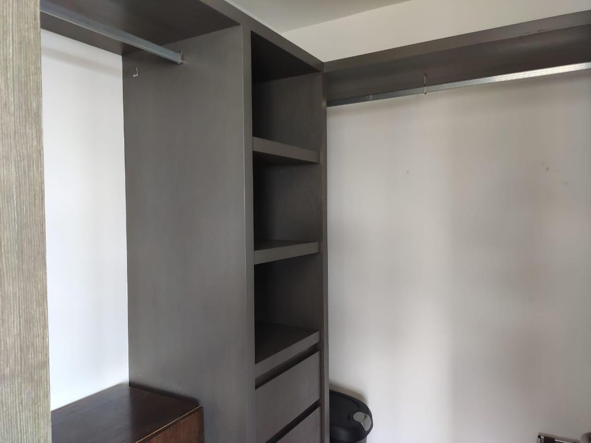 25 de 41: vestidor de recámara principal