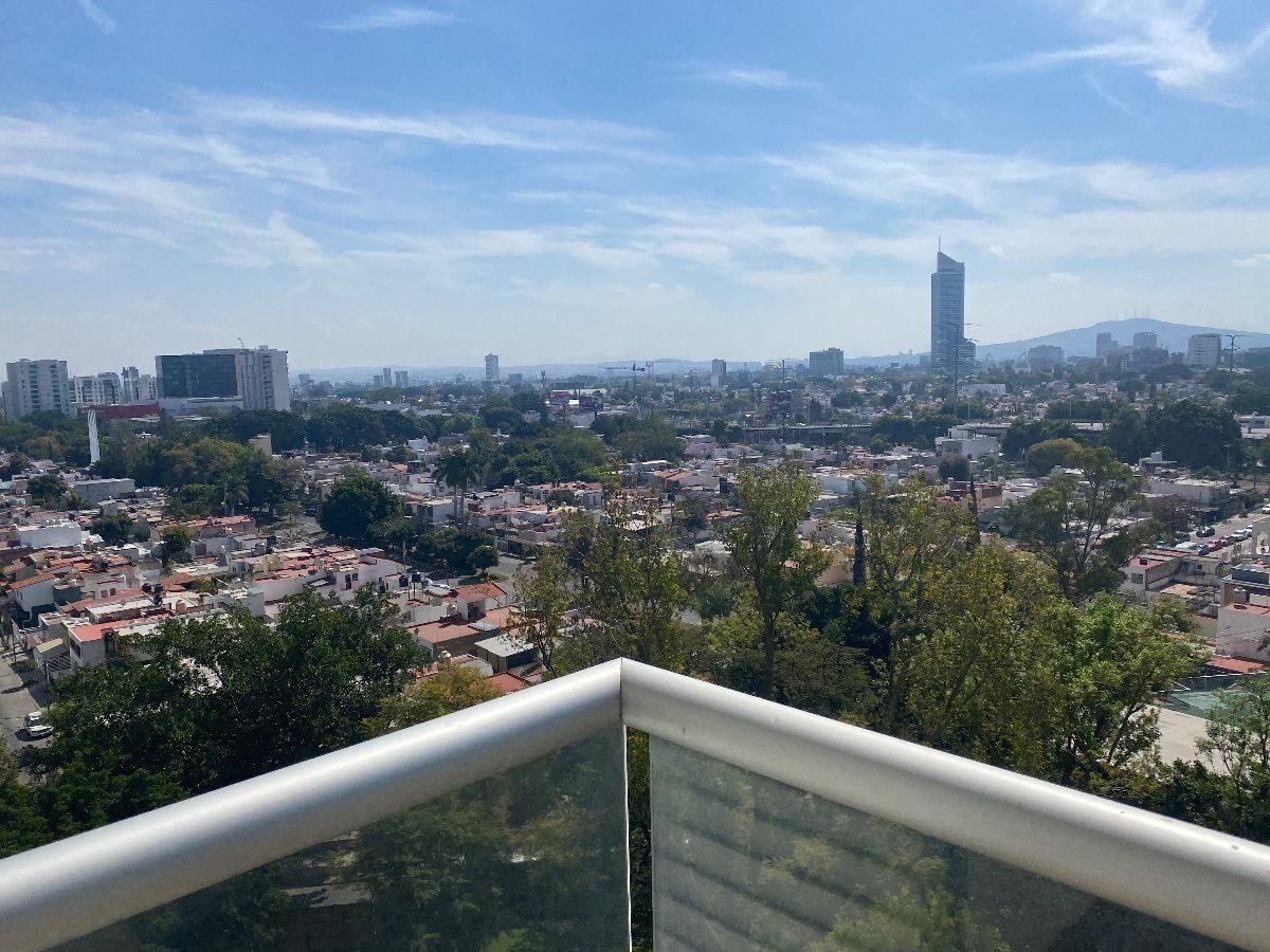 32 de 41: salida a balcón desde la recámara principal