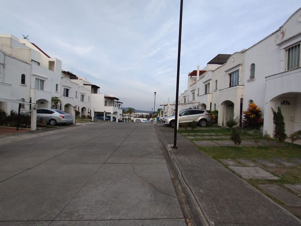 EN FRACC. PUENTE DE TRIANA, SE VENDE CASA DE 2 RECAMARAS, foto 1 de 13