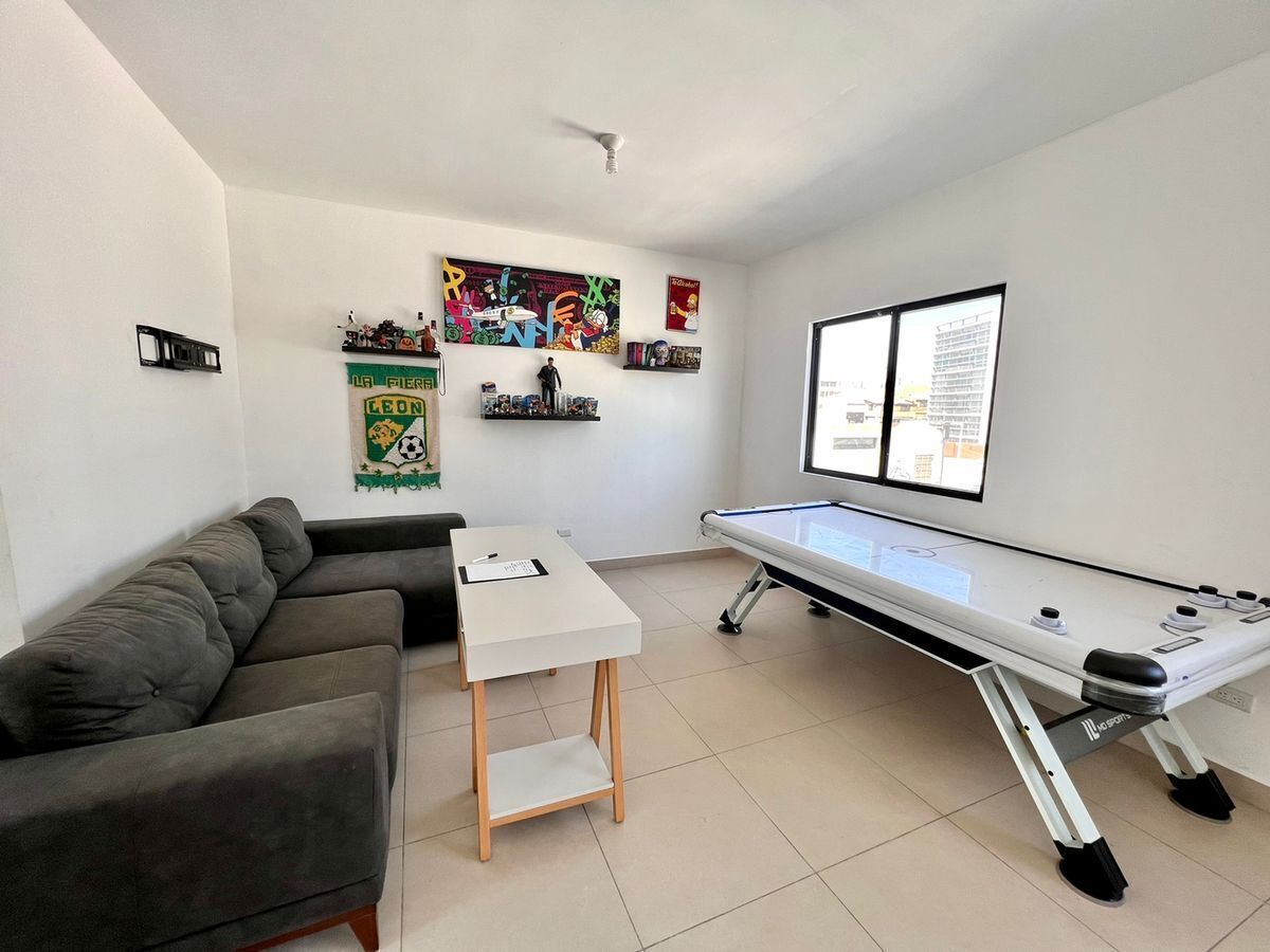 13 de 23: sala de juegos o espacio para cuarta recámara