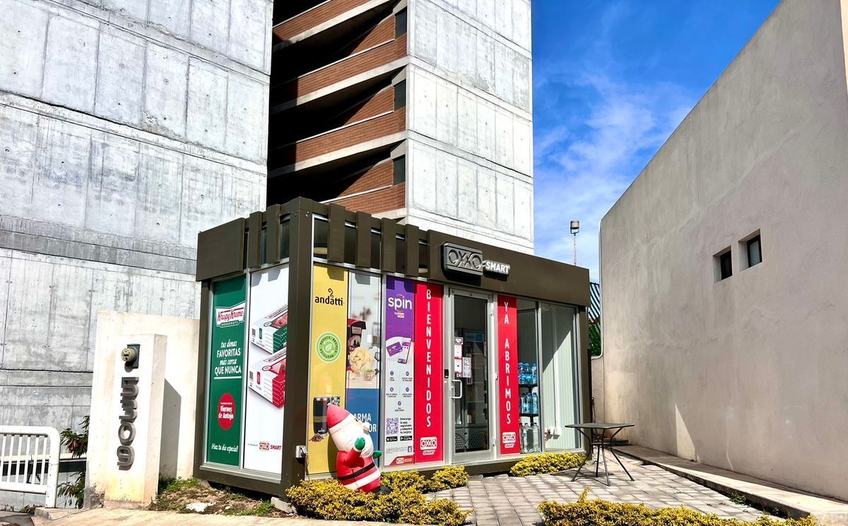 18 de 23: oxxo dentro de la privada 