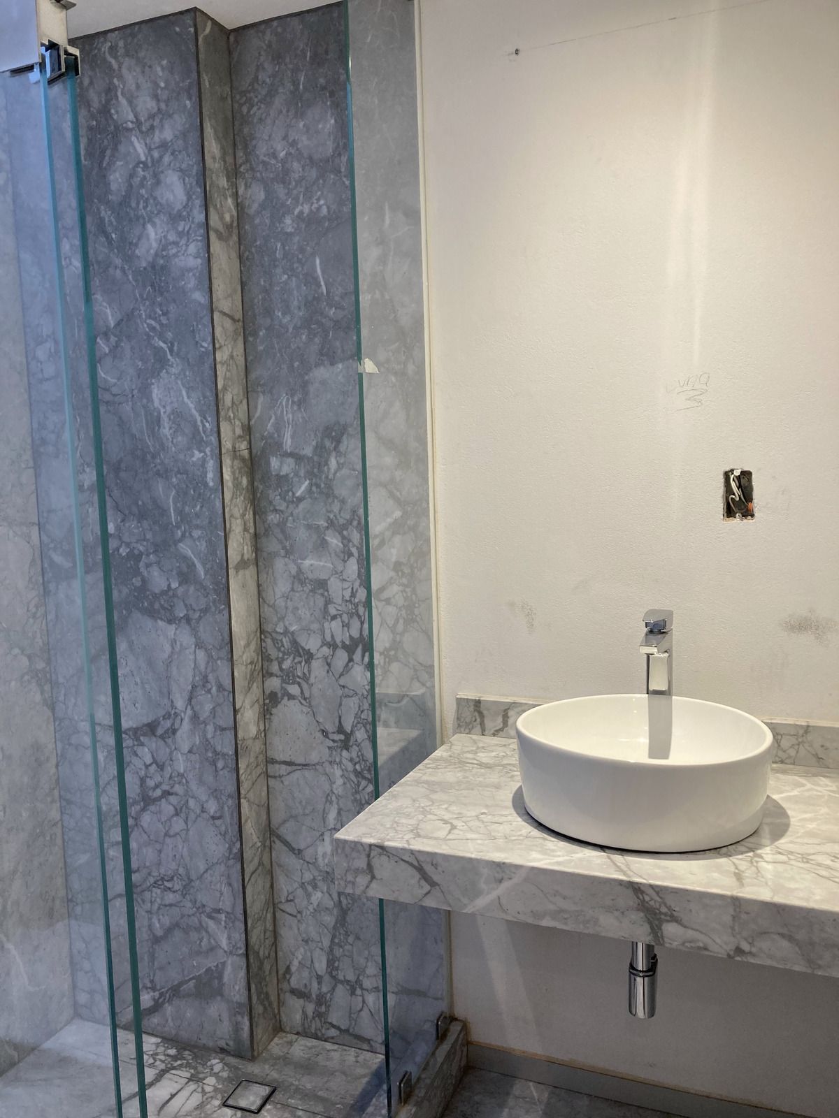 BAÑO CON MARMOL Y CANCELES DE CRISTAL TEMPLADO