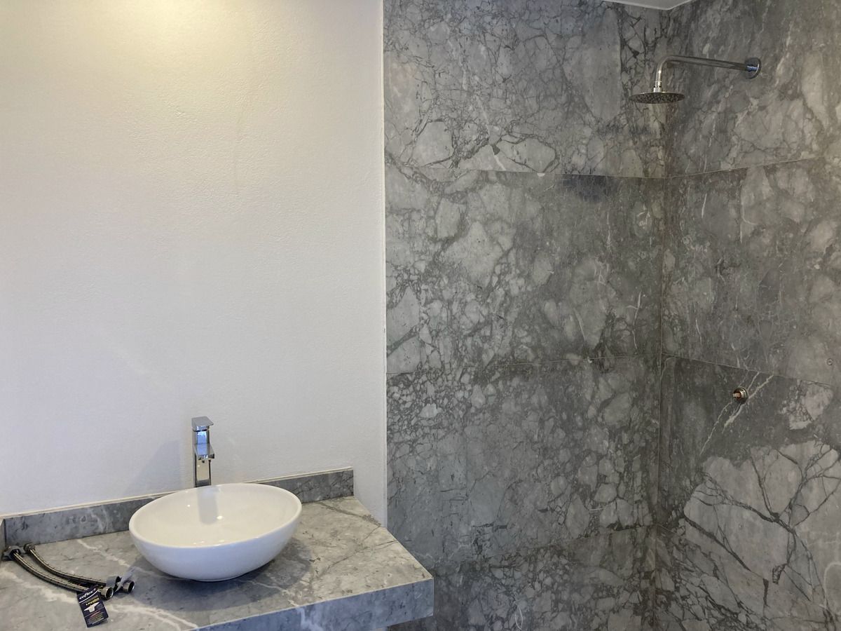 BAÑO CON MARMOL Y CANCELES DE CRISTAL TEMPLADO