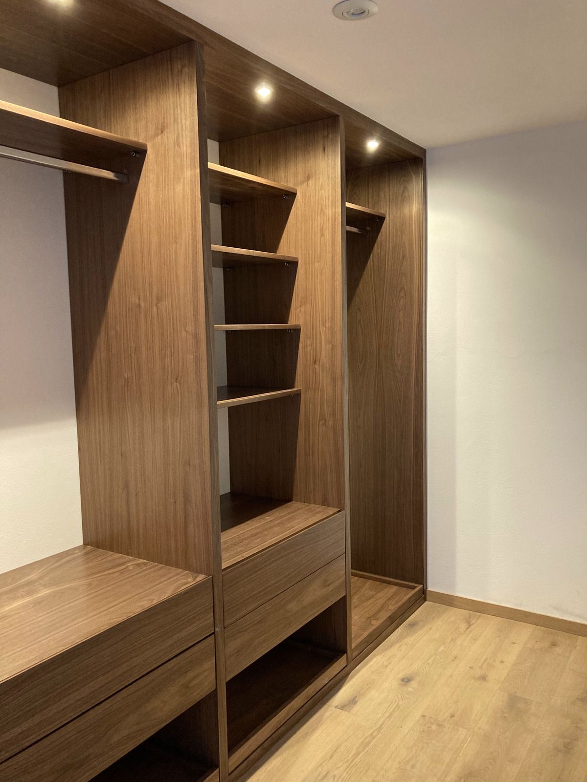 VESTIDORES CON CARPINTERIA DE MADERA NATURAL