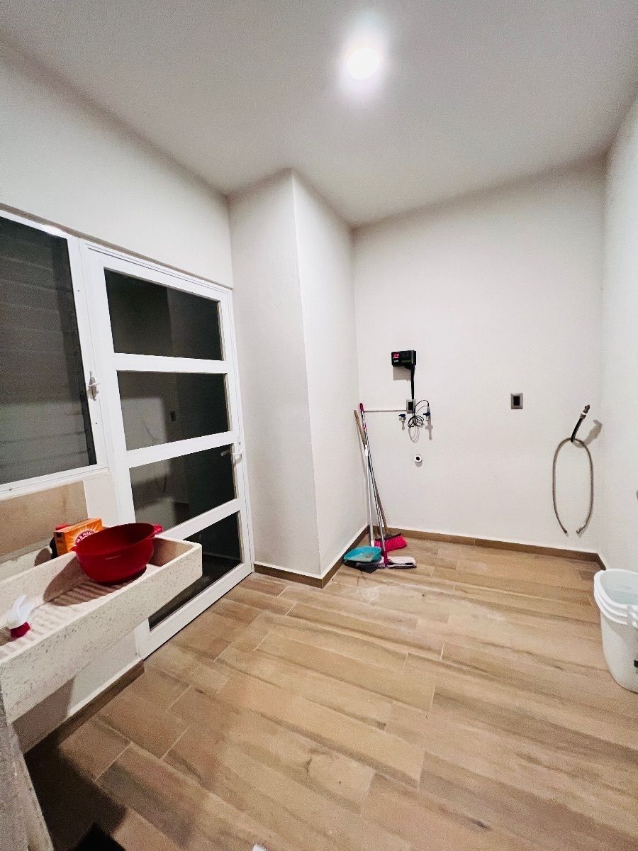 32 de 33: Cuarto de lavado.  Ubicado en planta baja.  