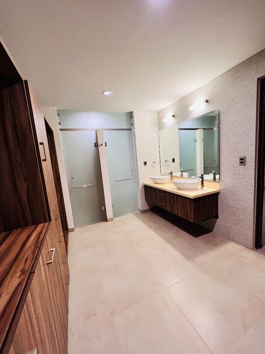 20 de 33: Baño recámara principal. 