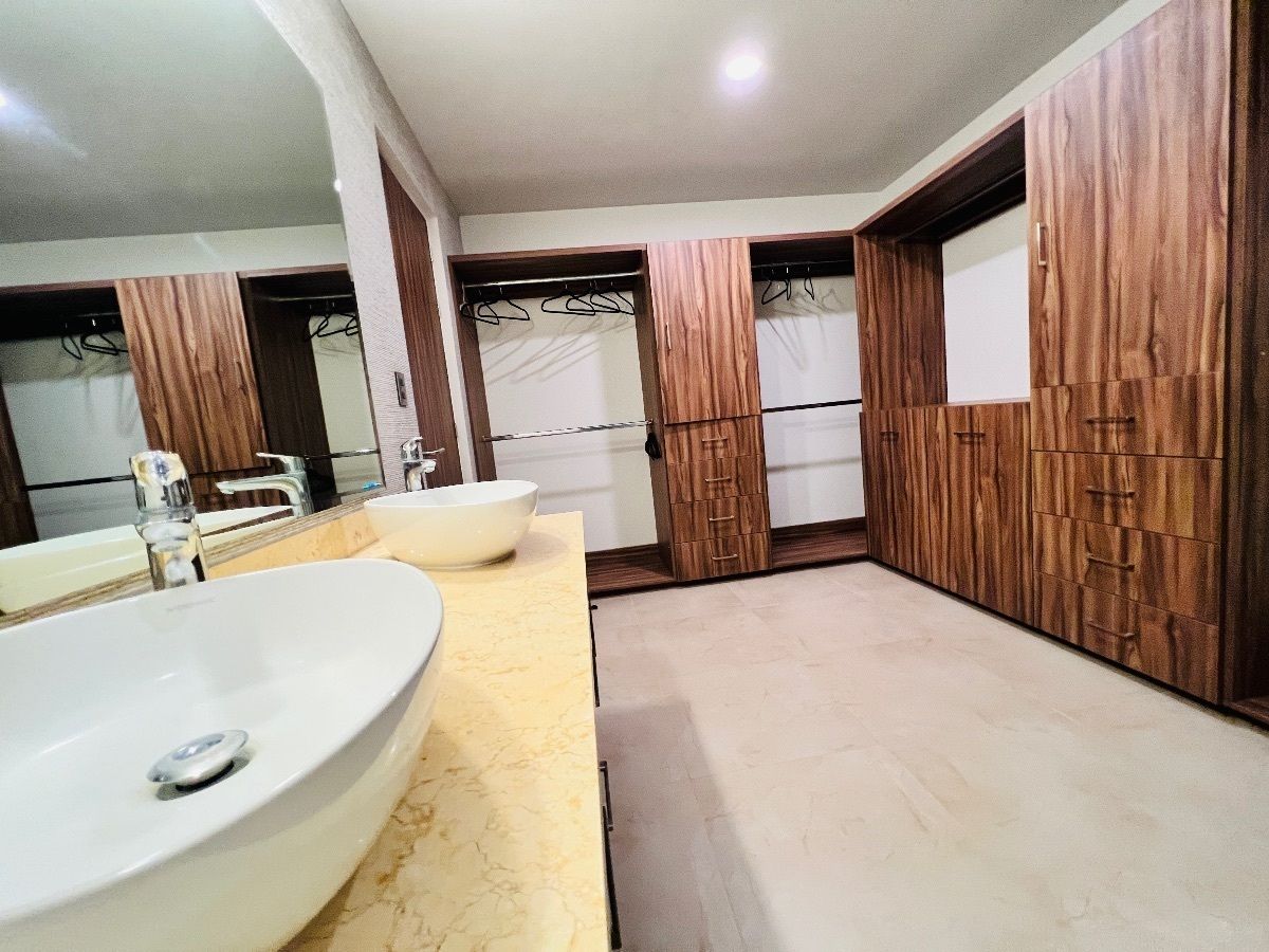 21 de 33: Vestidor y baño recámara principal. 