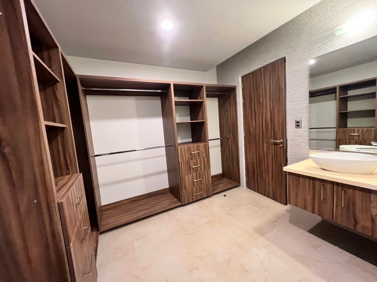 24 de 33: Vestidor recámara #4 ubicada en roof garden. 3er piso. 